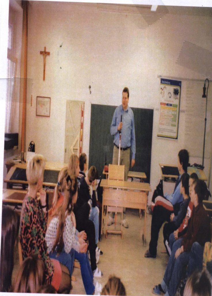Bild:Dietmar redet in der Volkschule Pregarten über blinde Menschen 1998