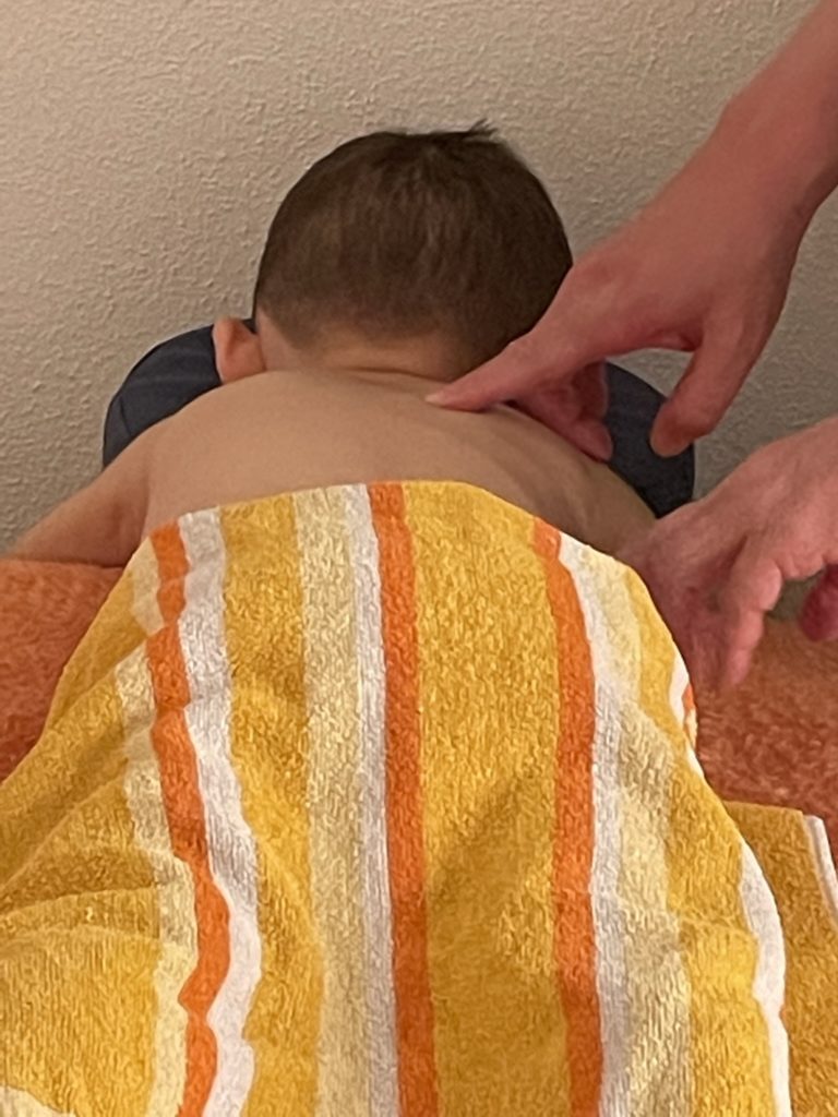 Bild: Kind bei der Behandlung 1