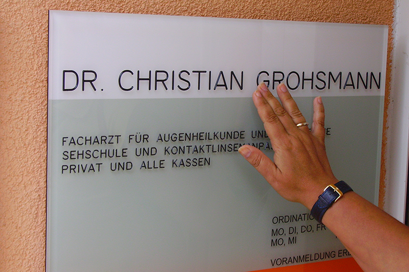 Bild: Taktiles Türschild bei Augenarzt